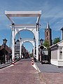 Loenen ad Vecht, ophaalbrug met toren van Nederlands Hervormde Kerk op de achtergrond
