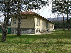 Сградата на кметството и на основно училище „Васил Левски“ в село Мирово