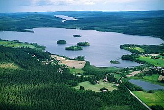 Myckelgensjösjön 17 juni 1988. I bakgrunden syns Hällvattnet och i förgrunden Hamptjärnen.