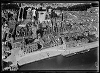 Luchtfoto van de Nieuwe Toren en binnenstad van Kampen (1920-1940).