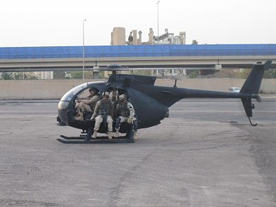 Вертолёт Blackwater OH-6 с сотрудниками на борту.