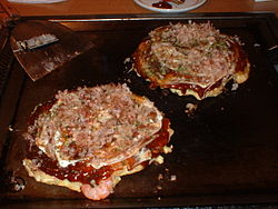 http://upload.wikimedia.org/wikipedia/commons/thumb/b/b8/Okonomiyaki_-_shrimp_and_cheese_okonomiyaki.jpg/250px-Okonomiyaki_-_shrimp_and_cheese_okonomiyaki.jpg