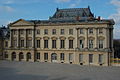 La cour royale vista dal pavillon Dufour. Davanti, l'aile Gabriel.