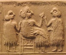 המלכה פואבי עם משרתים, על חותם צילינדר עשוי לפיס שנמצא בקבר המלכותי באור