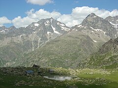 Refuge de Vallonpierre et son lac. Au fond le pic des Aupillous (3 505 m) à gauche et à droite le pic Jocelme (3 458 m)