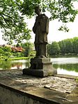 Rudolfov, hráz rybníka se sochou svatého Jana Nepomuckého.jpg