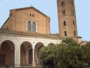 La fachada de la basílica de San Apolinar Nuovo.