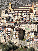 Étagement des maisons autour de l'église Saint-Sauveur et la chapelle des Pénitents blancs.