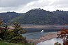 Blick vom Hammerberg über den Edersee bei Niedrigwasser mit den normalerweise von Wasser überfluteten Hopfenbergen zum Schlossberg mit Schloss Waldeck; links unten Hotel-Restaurant Seeblick; rechts oben Häuser von Waldeck