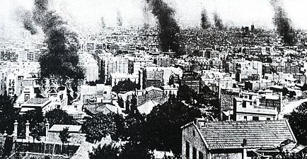 26/07: Vista de Barcelona durant la Setmana Tràgica l'estiu de 1909, amb esglésies i altres edificis cremant.