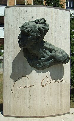 Статуята на Северо Очоа пред медицинското училище към Мадридския университет