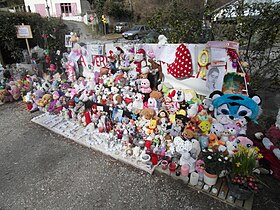 Le site commémoratif éphémère dédié à Maëlys créé et installé devant l'entrée de la salle des fêtes de Pont-de-Beauvoisin en 2017