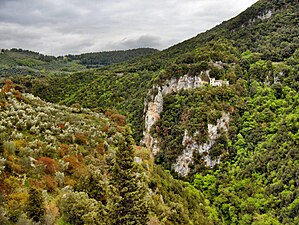 Vista dal lato nord del Ponte. Ben visibile il rudere di una ex chiesa: San Leonardo delle Penne, eretta su di una grotta eremitica. Diventata poi abitazione, è stata abbandonata nel secondo dopoguerra.