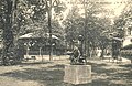 Vue du square Violet vers 1910 avec la sculpture disparue.