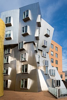 Vista do Centro Stata (Stata Center), um complexo acadêmico projetado pelo arquiteto ganhador do Prêmio Pritzker de 1989, Frank Gehry, para o Instituto de Tecnologia de Massachusetts (MIT), Cambridge, Massachusetts, Estados Unidos. O prédio foi inaugurado para ocupação inicial em 16 de março de 2004. Ele fica no local do antigo Edifício 20 do MIT, que abrigava o histórico Laboratório de Radiação. Acima do quarto andar, o edifício se divide em duas estruturas distintas: a Torre Gates e a Torre Dreyfoos. O edifício possui uma série de pequenos auditórios e salas de aula utilizadas pelo departamento de Engenharia Elétrica e Ciência da Computação, bem como outros departamentos e grupos no campus. Os laboratórios e gabinetes de investigação do Laboratório de Informática e Inteligência Artificial, do Laboratório de Sistemas de Informação e Decisão, bem como do Departamento de Linguística e Filosofia ocupam os pisos superiores. Celebridades acadêmicas como Noam Chomsky, Ron Rivest e o fundador do World Wide Web Consortium, Tim Berners-Lee, também têm escritórios no prédio. (definição 5 214 × 7 777)