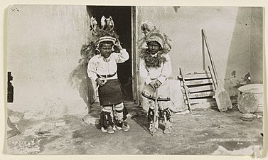 Deux enfants de Cochiti apprenant la danse du cerf