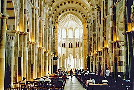 Sainte Madeleine Vézelay, nef et déambulatoire romanes, chœur et transept actuelles 1185–1215 du gothique primitif.