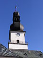 Věž kostela je lichoběžníkového tvaru, zakončena cibulovitou střechou s lucernou
