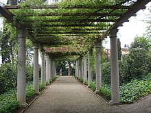 Von Säulen getragene Pergola im Garten der Villa La Pietra bei 