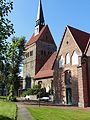 Turm und altes Querschiff der St.-Cyriakus-Kirche