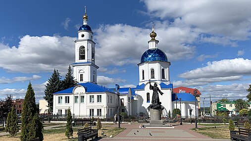 Церковь Казанской иконы Божией матери и памятник полковому священнику