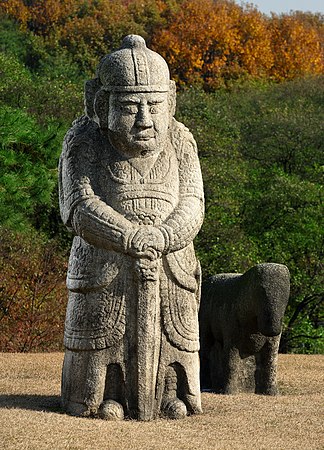 圖為位於南韓宣靖陵世宗坟墓附近的一座軍官與馬雕像。