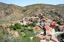 Vista parcial (septentrional) del caserío de Libros (Teruel), desde la cima de El Mortero (2017).