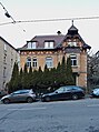 Mehrfamilienhaus (einschließlich Einfriedung, Türblatt und originale Innenausstattung) Sachgesamtheit