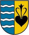 Gemeinde Weyregg am Attersee Gespalten; rechts in Blau vier silberne Wellenleisten, links in Gold ein schwarzes, gestürztes Efeublatt, aus dem zwei stilisierte Ranken und in der Mitte eine Blüte hervorwachsen.