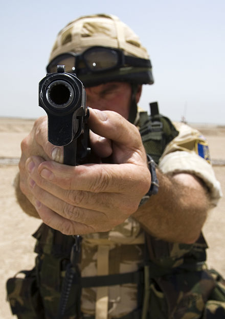 Beretta 92 de brin, truc de m****...euh ah non, en fait. 440px-A_British_soldier_aims_a_Browning_9mm_pistol_on_a_shooting_range_at_Basra,_Iraq_MOD_45148055