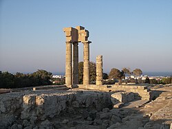 Apollonin temppelin rauniot Rodoksen akropoliin arkeologisella alueella.