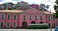 Trolebús pasando fuera del ex-edificio del Servicio Nacional de Aduanas (actualmente funciona como museo).