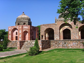 Tomba di Afsarwala (Tomba dell'ufficiale), adiacente alla moschea di Afsarwala, eretta nel 1566 d.C. all'interno del complesso dell'Arab Sarai.