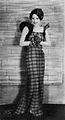 パーカーがデザインしたドレスを着たジャズ歌手アネット・ハンショウ（英語版）(1934年)
