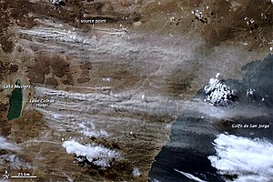 Primeras imágenes que captó la NASA de la gran sequía del lago en 2013. También se observa algunos sectores aun con agua, pero casi toda el área castigada por tormetanta de polvo