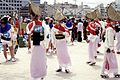 Женщины на Ава-одори (танцевальном фестивале в префектуре Токусима) в характерных касах, созданных специально для танца.