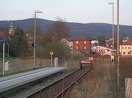 Das alte Bahnhofsgebäude (rot), im Vordergrund der neue Endhaltepunkt.