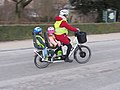 Longtail-fiets met twee kinderen achterop