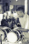 4 一位鼓手正在演奏Boduberu（英語：Boduberu）（馬爾地夫的一種樂器）