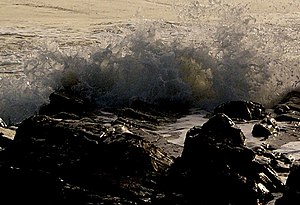 English: Breaking Waves, Rocks of Garheugh