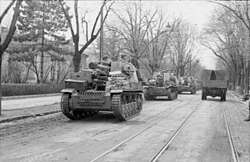 Οβιδοβόλα Wespe κινούνται μέσα από μια πόλη στη Ρουμανία, Μάρτιος - Απρίλιος 1944.