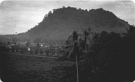 De berg Gunung Gajah (Nederlands: Olifantenberg) bij Pamangkat, circa 1923