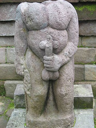 Patung di candi Sukuh (Jawa Tengah) dengan ujung penis yang dihiasi manik-manik seperti ampallang.