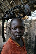 Un jeune garçon jouant avec une lampe brulée dans la ville de Birao, en République Centrafricaine (Images remarquables)