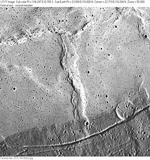 Brackett (rechts) mit Rimae Plinius (unten) und Dorsum Nicol (links; Norden oben; Aufnahme von Apollo 17)