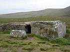 Tumba Dwarfie Stane. Un bloque con una entrada a la cámara excavada en él.