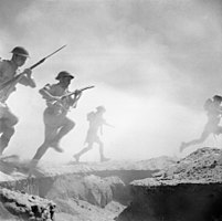 Infantería británica avanzando a través del polvo y el humo (1942)