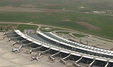 Blick auf das Terminal des Flughafens Esenboğa Havalimanı, Ankara, Türkei. Aufgenommen vom Flugzeug aus.