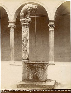 Fontaine dans la cour, photo historique de Pietro Poppi (1833-1914).