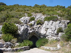 Entrée de la grotte de Limousis.